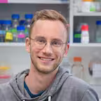 Portrait photo of Fabian in the lab